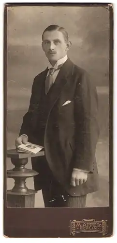 Fotografie M. Appel, Berlin, Neue Königstr. 2, Portrait junger charmanter Mann mit Schnurrbart im Anzug
