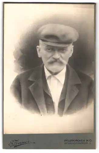 Fotografie E. Zinner, Neunkirchen, Seebensteinerstr. 3, Portrait Mann mit Mütze in Jacke