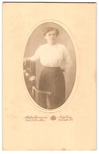 Fotografie Atelier Germania, Augsburg, Bahnhofstr. 12 1 /2, Portrait junge Frau mit Zwicker in Bluse und Rock