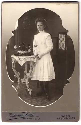 Fotografie Ferdinand Kral, Wien, Favoritenstr. 99, Portrait Mädchen im Konfirmationskleid mit Kerze in Händen