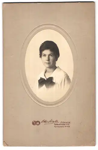 Fotografie Otto Stiegler, Itzehoe, Feldschmiede 17-21, Portrait junge Frau in weisser Bluse mit grosser Schleife