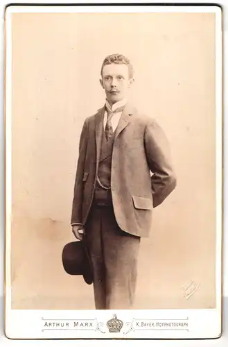 Fotografie Arthur Marx, Frankfurt, Portrait junger Herr im Anzug mit Melone