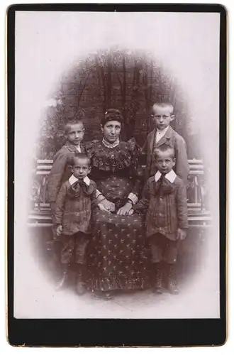 Fotografie unbekannter Fotograf und Ort, Portrait Mutter mit ihren vier kleinen Söhnen