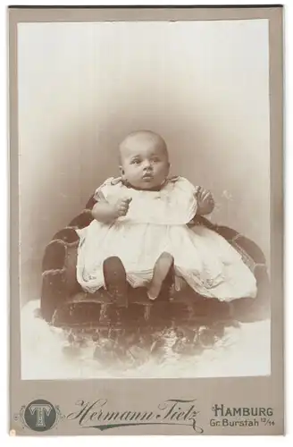 Fotografie Hermann Tietz, Hamburg, Gr. Burstah 12 /14, Portrait niedliches Kleinkind im weissen Kleid