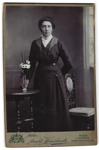 Fotografie Arnold Hirnschrodt, Ried /Innkreis, Portrait einer jungen Frau in schönem Kleid