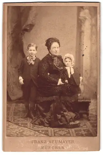 Fotografie Franz Neumayer, München, Neuhauserstr. 29, Portrait Grossutter im eleganten Kleid mit Enkelkinder