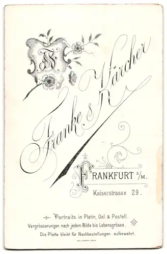 Fotografie Franke & Kärcher, Frankfurt a/M., Kaiserstrasse 29, Portrait Frau in langem, weissem Kleid mit Büchlein