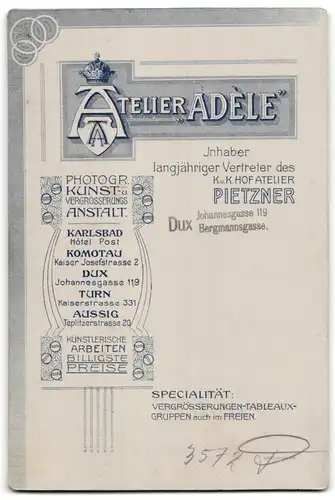 Fotografie Atelier Adèle, Dux, Johannesgasse 119, Freudiges Brautpaar in Hochzeitskleidung nach der Trauung