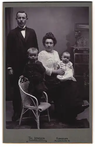 Fotografie Th. Jensen, Flensburg, Norderhofenden 15, Vater und Mutter mit ihren niedlichen Kindern