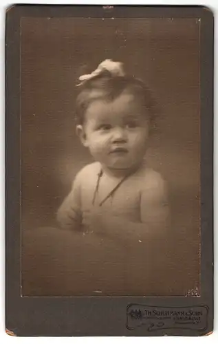 Fotografie Th. Schuhmann, Karlsruhe, Amalienstrasse 57, Süsses Baby mit zum Zopf gebundenem Haar und Kette