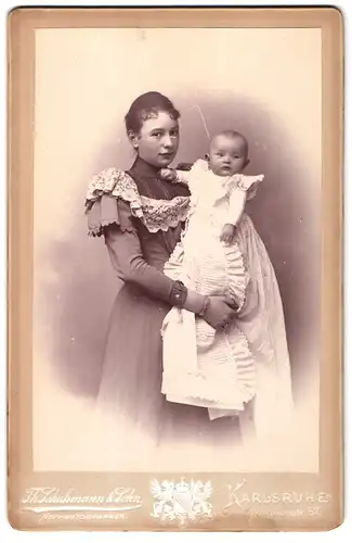 Fotografie Th. Schuhmann, Karlsruhe, Amalienstr. 57, Junge Mutter mit Kind in schönem Kleid auf dem Arm