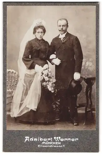 Fotografie Adalbert Werner, München, Elisenstrasse 7, Ernstblickendes Brautpaar in Hochzeitsbekleidung nach der Trauung