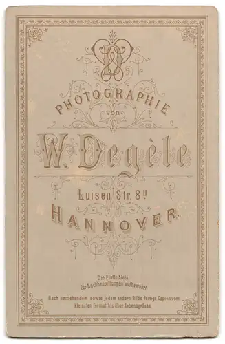 Fotografie W. Degèle, Hannover, Luisenstrasse 8, Herr im Anzug und Dame im tailliertem Kleid