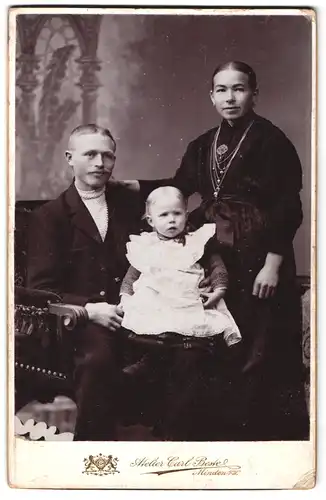 Fotografie Carl Bestel, Minden i.W., Bäckerstrasse, Eltern mit Tochter