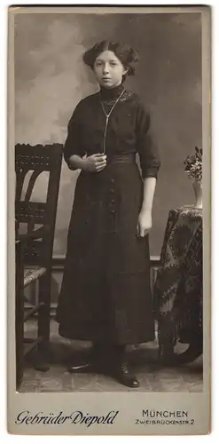 Fotografie Gebr. Diepold, München, Zweibrückenstr. 2, Fräulein in schwarzen Kleid