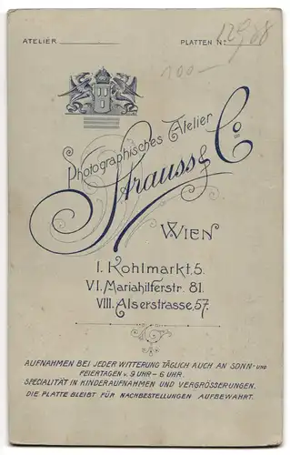 Fotografie Strauss & Co., Wien, Kohlmarkt 5, Frau in gekrümmter Haltung