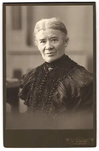 Fotografie W. Kandel, Schwabach, alte Frau in schwarzen Kleid