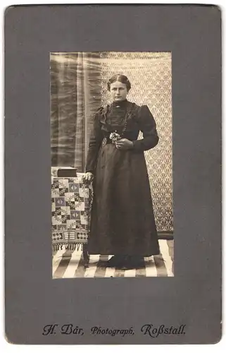 Fotografie H. Bär, Rossstall, Frau in tailliertem Kleid