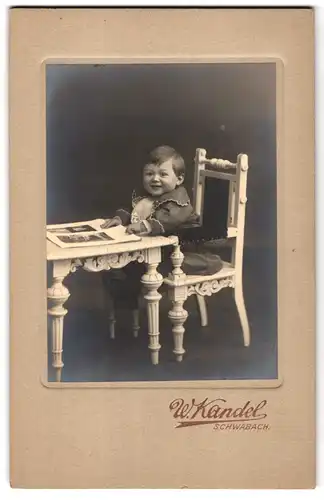 Fotografie W. Kandel, Schwabach, Wonneproppen am Kindertisch