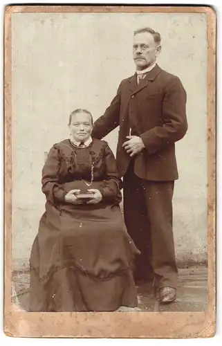 Fotografie Ernst Beckert, Oberbobritzsch, älteres Paar in Sonntagskleidung