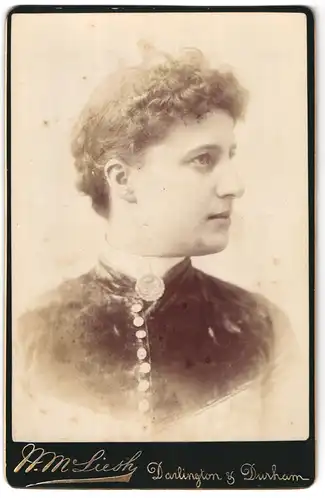 Fotografie H. M. Liesh, Darlington, Portrait Junge Dame mit hochgeknöpftem Kleid