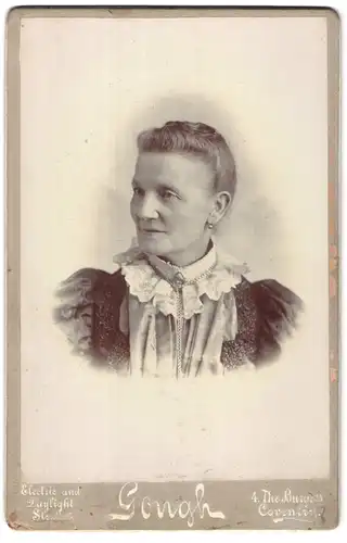 Fotografie W. H. Gough, Coventry, 4 The Burgess, Portrait Ältere Dame im Rüschenkleid mit Schmuck