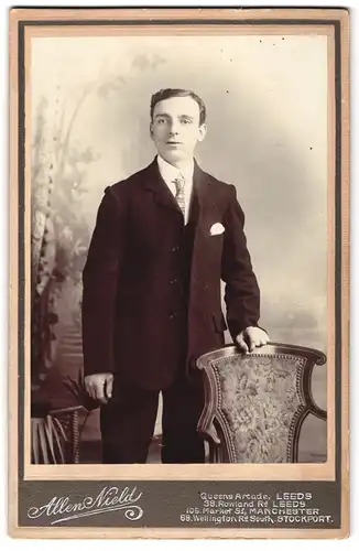 Fotografie Allen Nield, Leeds, 38 Rowland Road, Portrait Herr mit Seitenscheitel im Anzug