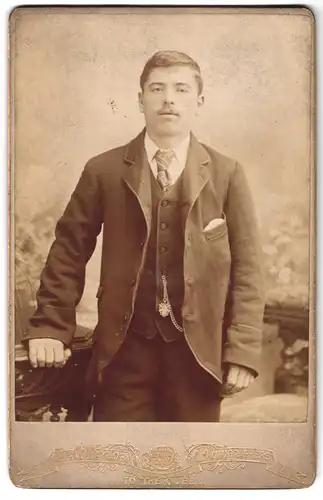 Fotografie A. & G. Taylor, Manchester, 62 Market Street, Portrait Junger Mann mit Schnurrbart im Anzug