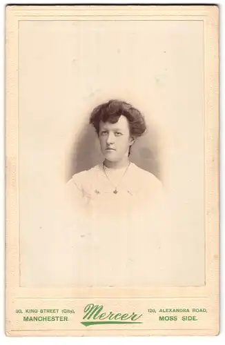 Fotografie Mercer, Manchester, 30 King Street, Portrait Frau mit Hochsteckfrisur im Spitzenkleid
