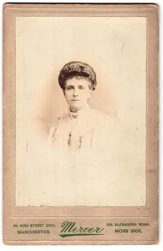 Fotografie Mercer, Manchester, 30 King Street, Portrait Dame in gerafftem Kleid