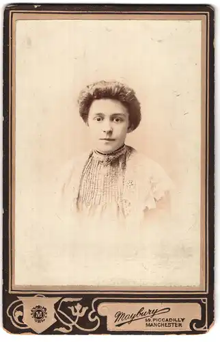 Fotografie Maybury, Manchester, 59 Piccadilly, Portrait Frau mit Hochsteckfrisur in plissiertem Kleid