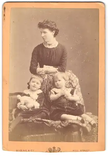 Fotografie Byrne & Co, Richmond, Hill Street, Portrait Mutter mit zwei Kindern in Kleidchen