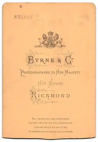 Fotografie Byrne & Co, Richmond, Hill Street, Portrait Mutter mit zwei Kindern in Kleidchen