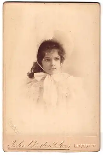 Fotografie John Burton & Sons, Leicester, Portrait Kleines Mädchen mit Hut im Spitzenkleid