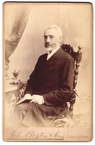 Fotografie John Burton & Sons, Leicester, Portrait Älterer Herr mit Bart in elegantem Anzug