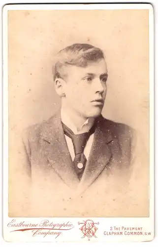 Fotografie Eastbourne Company, London, 2 The Pavement, Portrait Junger Herr im Anzug mit Krawatte