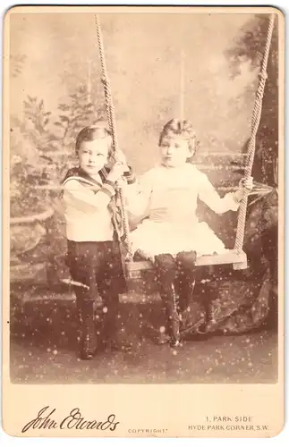 Fotografie John Edwards, London, 1 Park Side, Zwei Kinder auf der Schaukel