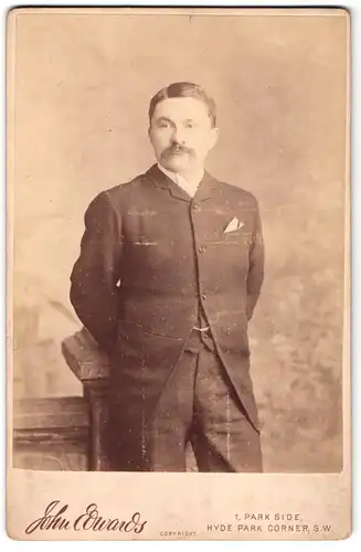 Fotografie John Edwards, London, 1 Park Side, Portrait Herr mit Schnurrbart im Anzug