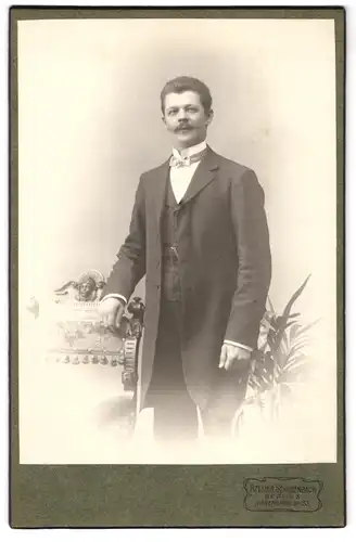 Fotografie Atelier Schildenbach, Berlin, Hasenheide 52, Portrait Vornehmer Herr im Anzug mit Querbinder