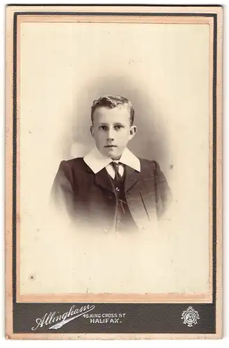 Fotografie Allingham, Halifax, 46 King Cross Street, Portrait Junge im Anzug mit Krawatte