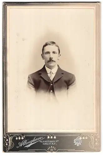Fotografie Allingham, Halifax, 46 King Cross St., Portrait Junger Herr mit Schnurrbart im Anzug