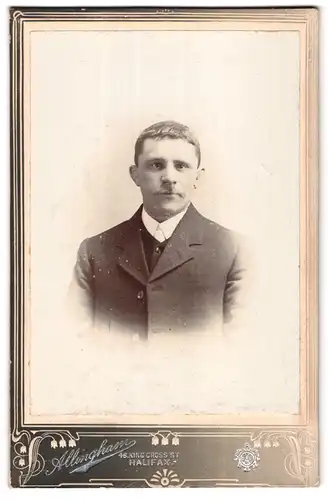 Fotografie Allingham, Halifax, 46 King Cross St., Portrait Mann mit Schnurrbart im Anzug