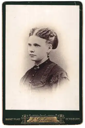 Fotografie J. Gibson, Dewsbury, Market Place, Portrait Dame mit Hochsteckfrisur in elegantem Kleid