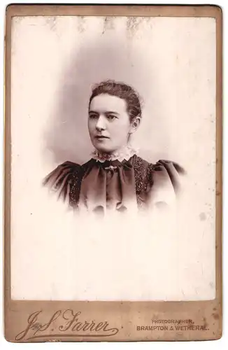 Fotografie J. S. Farrer, Brampton, Portrait Junge Frau in besticktem Puffkleid