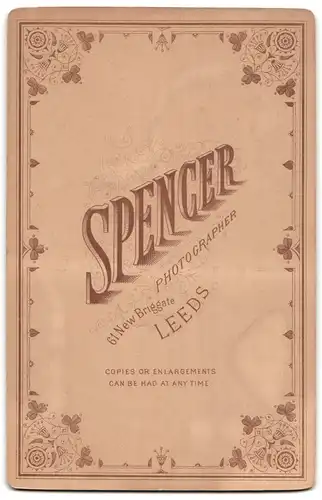 Fotografie Spencer, Leeds, 61 New Briggate, Portrait Kleinkind im Spitzenkleidchen