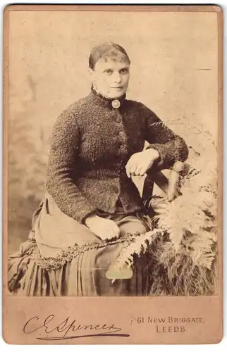 Fotografie Spencer, Leeds, 61 New Briggate, Portrait Ältere Dame mit Brosche und Jackett