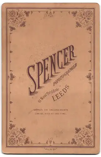 Fotografie Spencer, Leeds, 61 New Briggate, Portrait Ältere Dame mit Brosche und Jackett