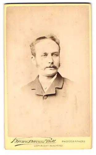 Fotografie Brown, Barnes & Bell, London, 222 & 220 Regent St., Portrait modisch gekleideter Herr mit Schnurrbart