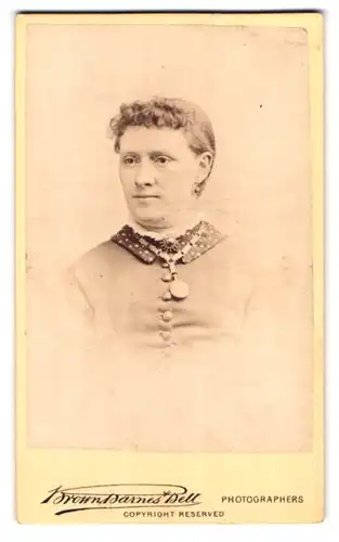 Fotografie Brown, Barnes & Bell, London, 222 & 220 Regent St., Portrait junge Dame mit Kragenbrosche und Amulett