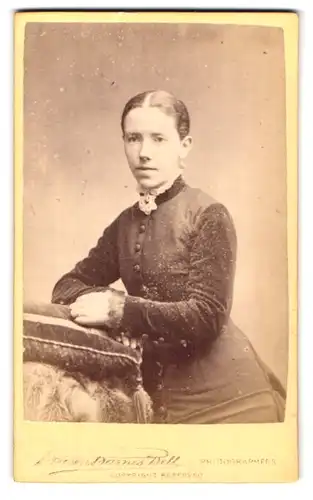 Fotografie Brown, Barnes & Bell, London, 222 & 220 Regent St., Portrait junge Dame im modischen Kleid
